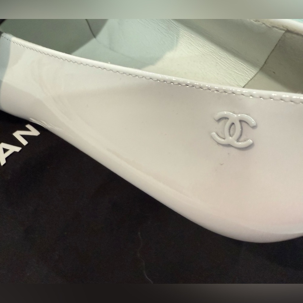 New CHANEL Black and White Patent Calfskin Heels 37.5 - Picture 12 of 16